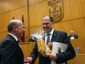 Kai Wegner gratuliert Frank Bewig zu dessen Wahl zum Bezirksstadtrat